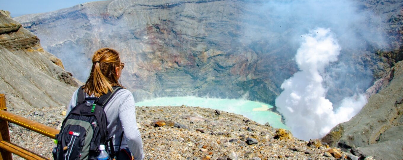 火山口を見る女性